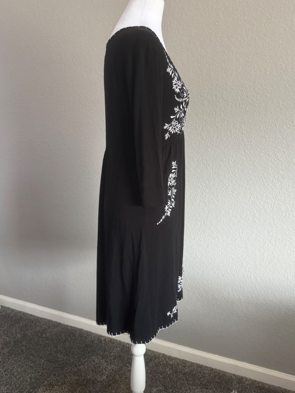 Chelsea & Theodore embroidered Black/White knit dress Size Medium Petite - Picture 6 of 9